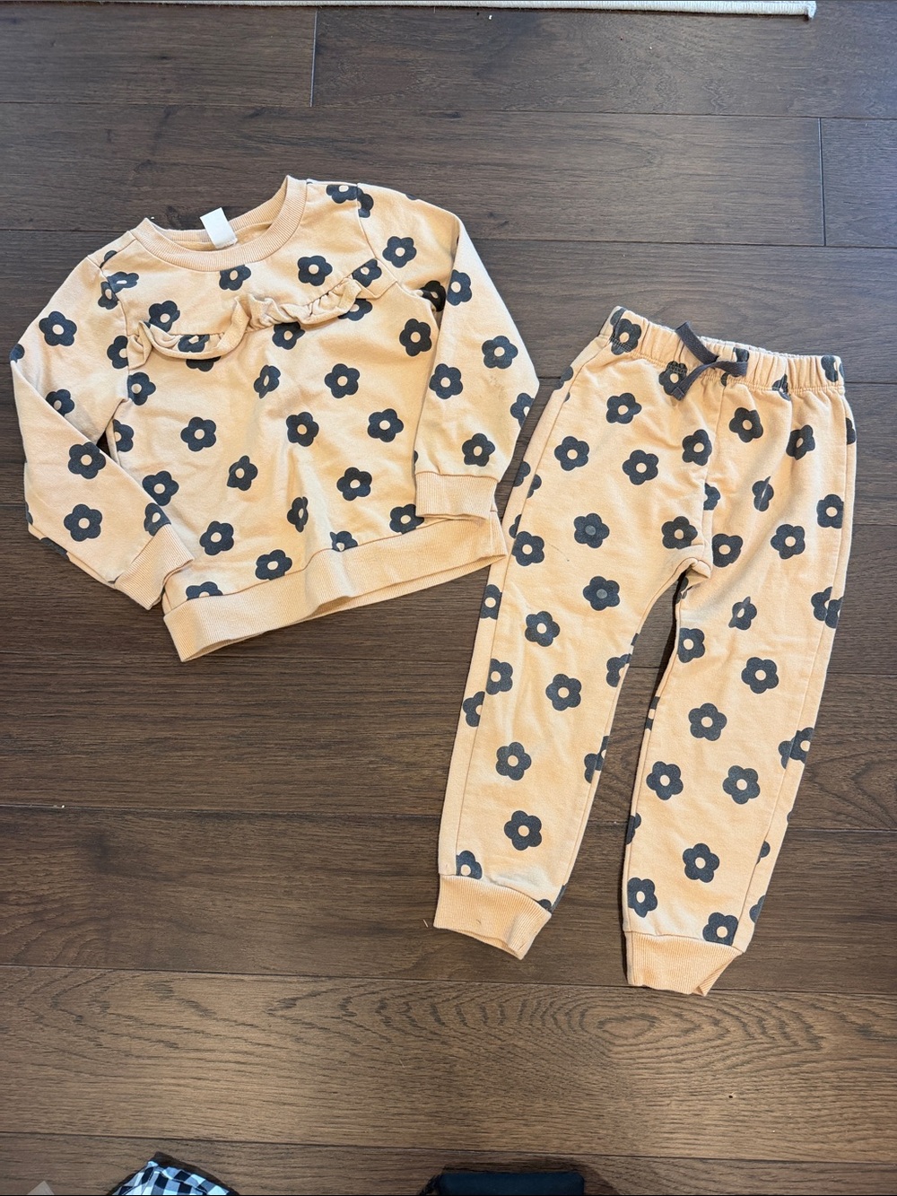 Pl Kids Tan & Black Floral Ruffle Sweatshirt & Jogger Set Size 4 - C35-050